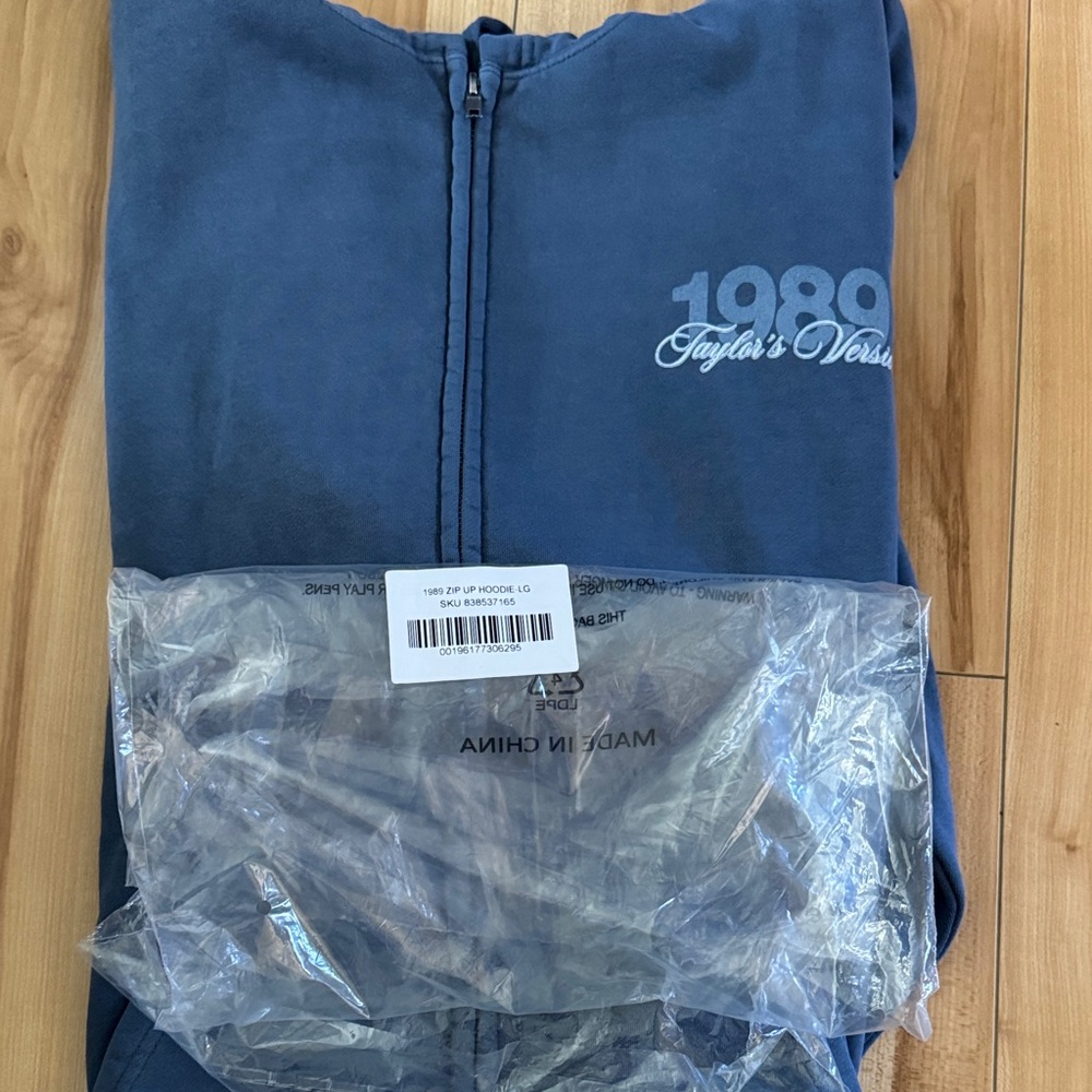 BRAND NEW 1989 Taylor's Version Blue Hoodie Size Large